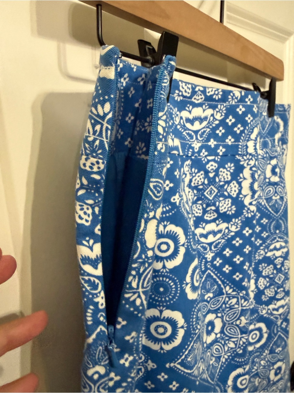 New with Tags Talbot’s size 10P Blue & white Floral Tile Print Women's Skirt. - Picture 4 of 9